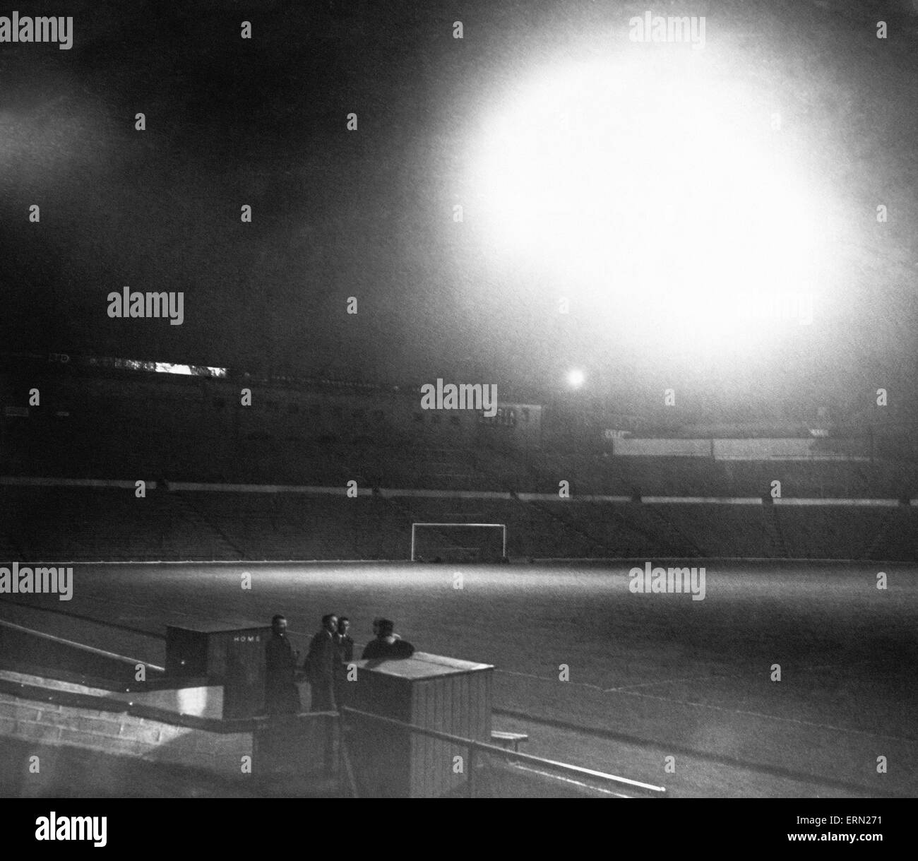 Das Flutlicht in Betrieb in St. Andrews, Heimat von Birmingham City Football Club als Tests in Vorbereitung auf ihre Taufe in der Partie gegen Borussia Dortmund weiter. Oktober 1956. Stockfoto