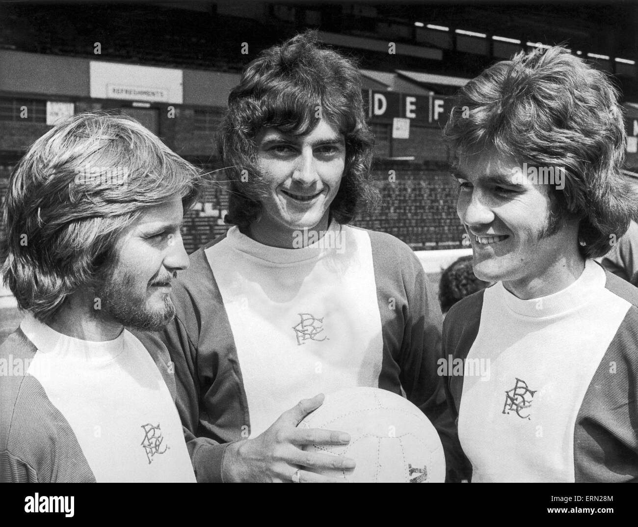 Birmingham City-Spieler von links nach rechts: Phillips, Trevor Francis und Osborne, alle Brautpaare. 25. Juli 1974. Stockfoto