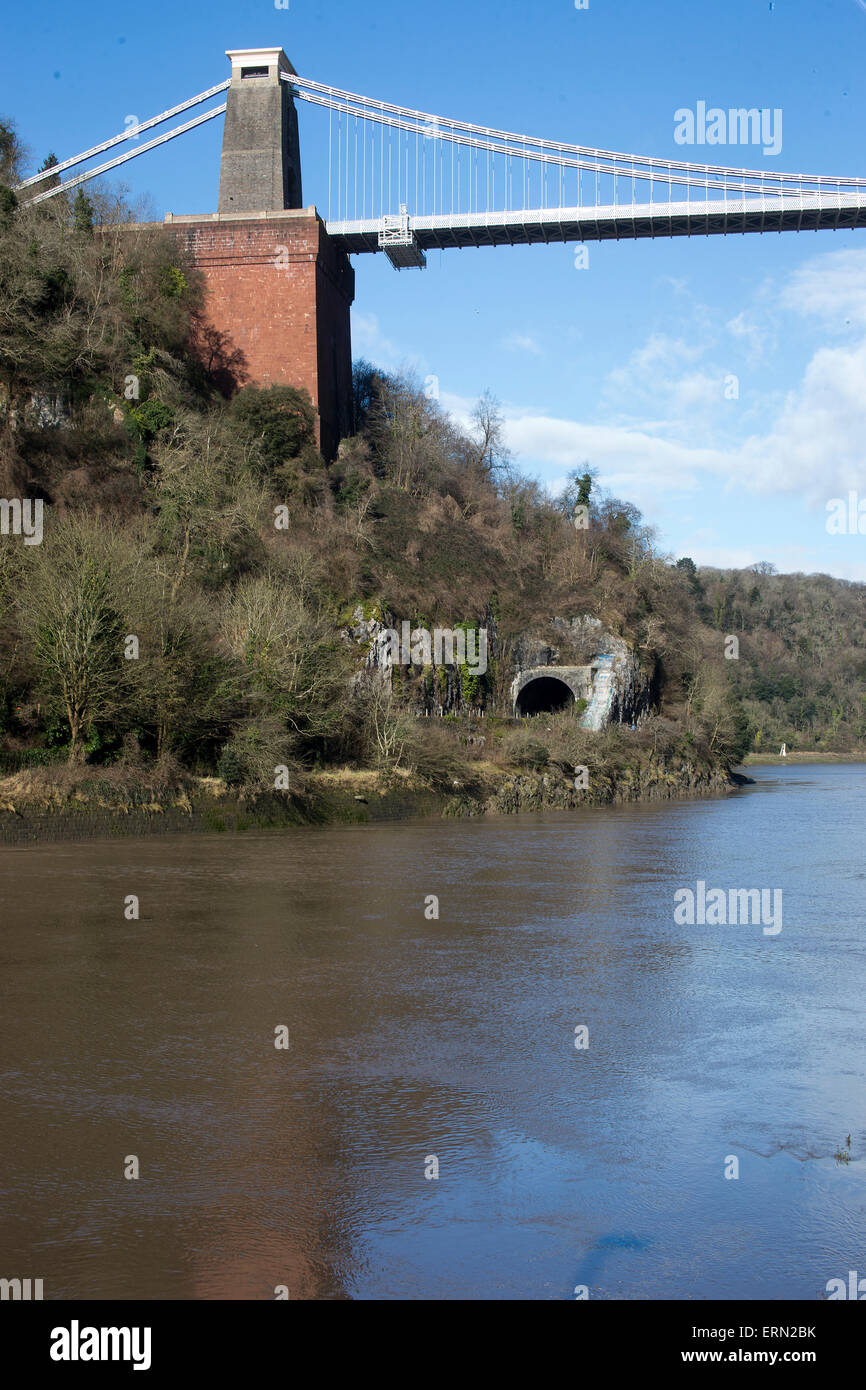 Ein Turm der Clifton Suspension Bridge gesehen von der Unterseite des Avon-Schlucht, Clifton, Bristol, England, UK. Stockfoto