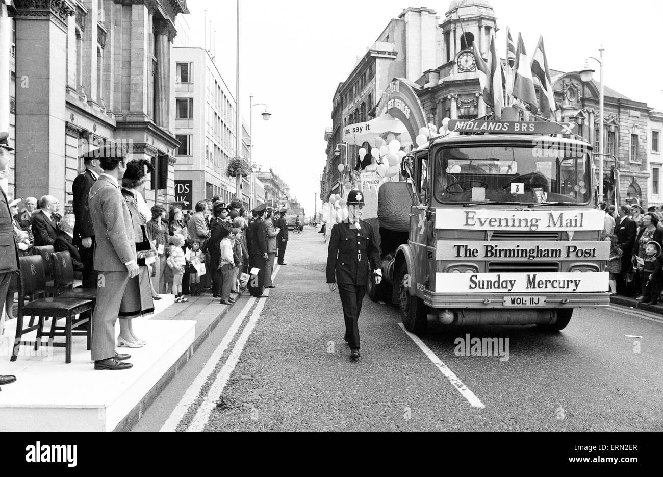 Lord Mayor es Show, Birmingham, Samstag, 26. Mai 1973. Abend-Post, die Birmingham Post, Sonntag Quecksilber, Zeitung, schweben. Stockfoto