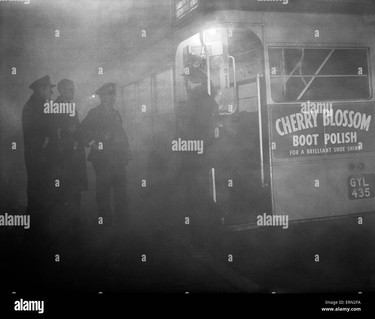 London-Bus im Nebel, 20. November 1949. Stockfoto