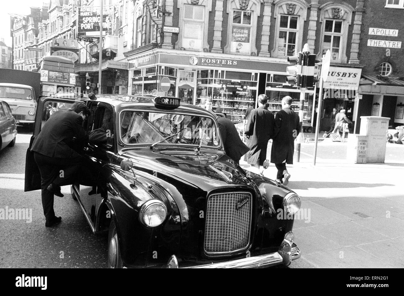 Straßenszenen, Leicester Square, London, 17. März 1966. Stockfoto
