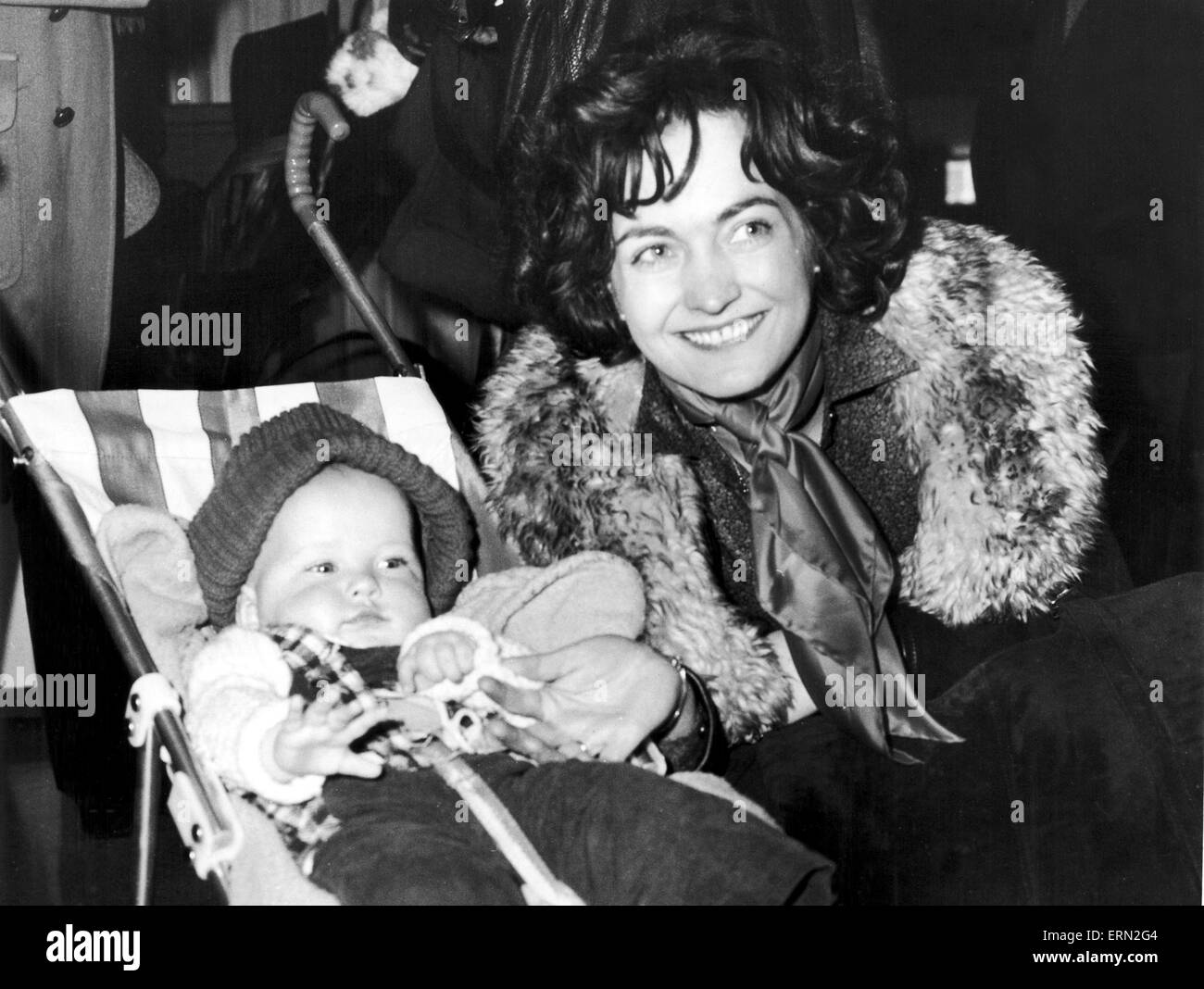 Friedens-Aktivist und Friedensnobelpreisträgerin Mairead Corrigan gesehen hier am Flughafen Belfast mit Nichte Joanne nach seiner Rückkehr nach Nordirland aus Neuseeland. 27. Januar 1978 Stockfoto