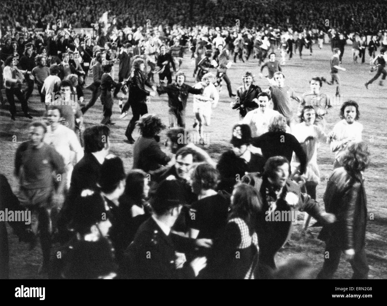 Tausende von Birmingham City Fans Schwärmen auf das Spielfeld, nachdem ihre Mannschaft Aufstieg in die First Division nach ihrer 1: 0-Sieg über Leyton Orient holte. 2. Mai 1972. Stockfoto