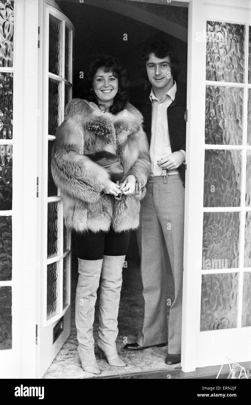 Birmingham City Fußballer Trevor Francis mit seiner Frau nach der Unterzeichnung für Nottingham Forest, der erste ø1 Millionen Fußballer zu werden. 8. Februar 1979. Stockfoto