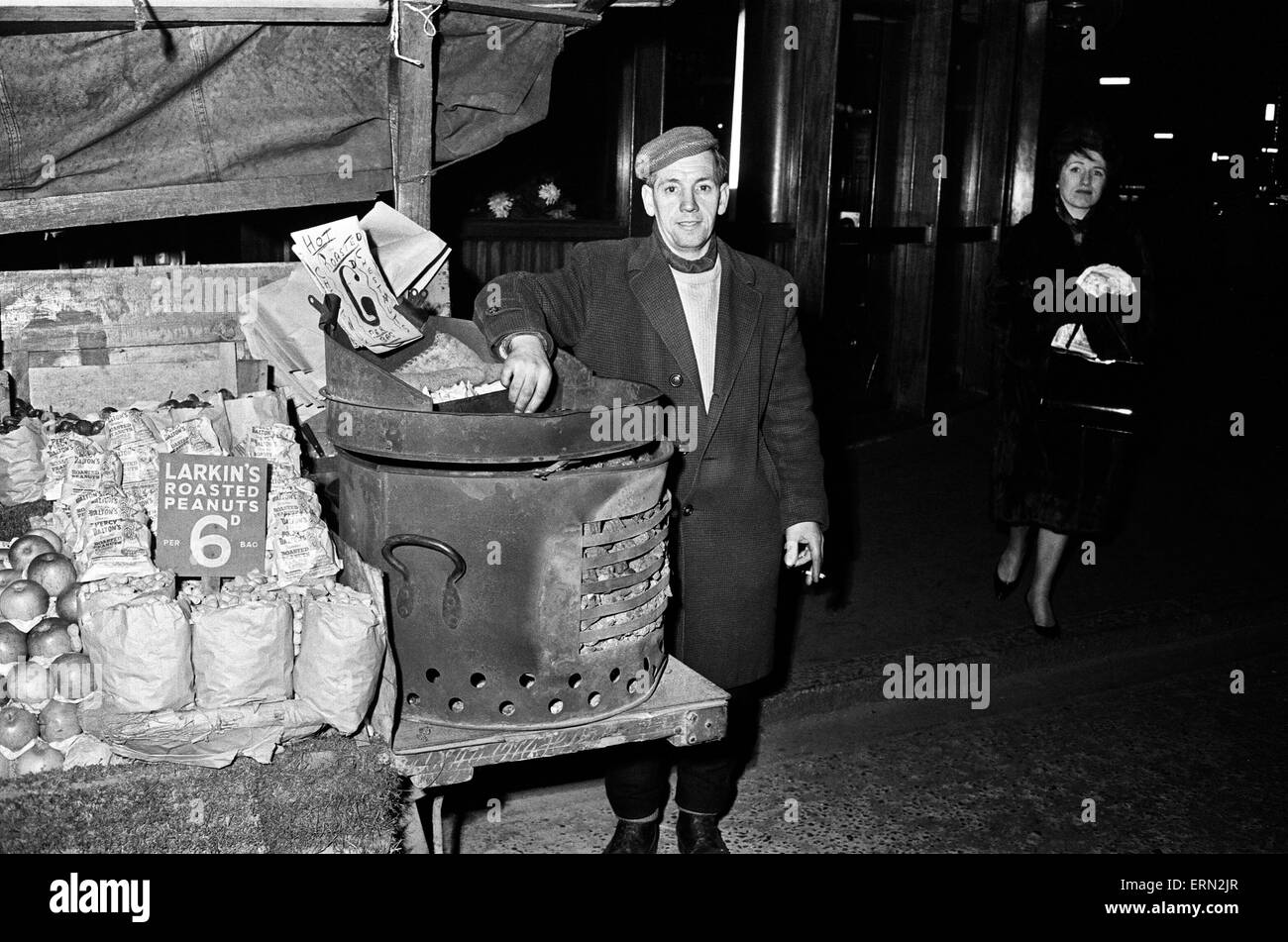 Heiße Kastanien Hawker am Leicester Square in London. 9. Oktober 1963. Stockfoto