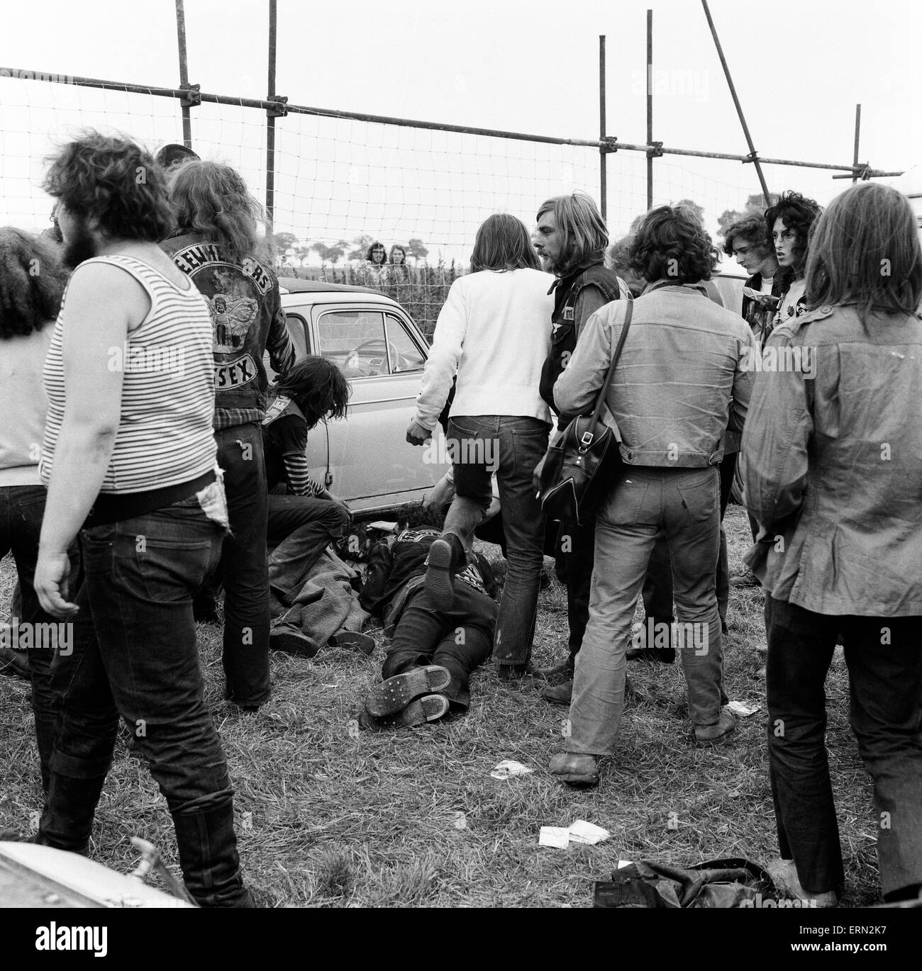 Szene am POP Festival, Weeley, Essex, nach einem Kampf zwischen Security-Männer und Hells Angels, eine junge verletzten Höllen Engel liegt auf dem Boden, 28. August 1971. Stockfoto