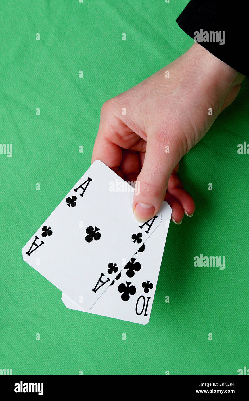 Hand hält am besten klassischen Blackjack Gewinnkombination zehn und Kreuz as Stockfoto