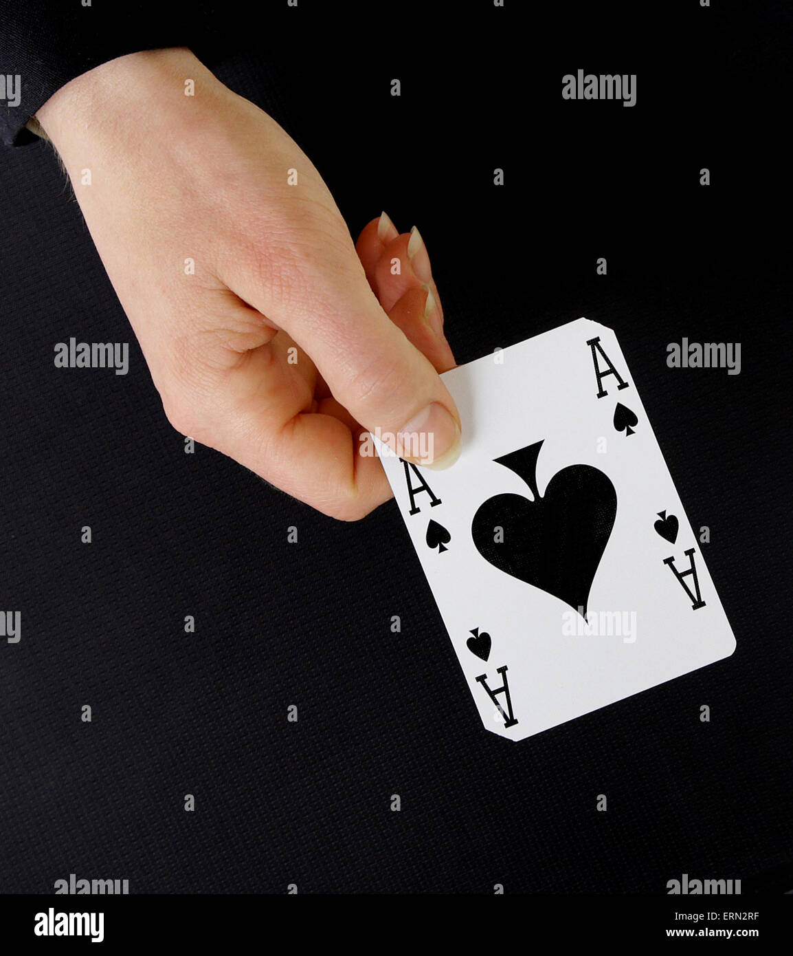 Croupier Spieler halten in der hand Karte Pik-As auf schwarzem Hintergrund Stockfoto