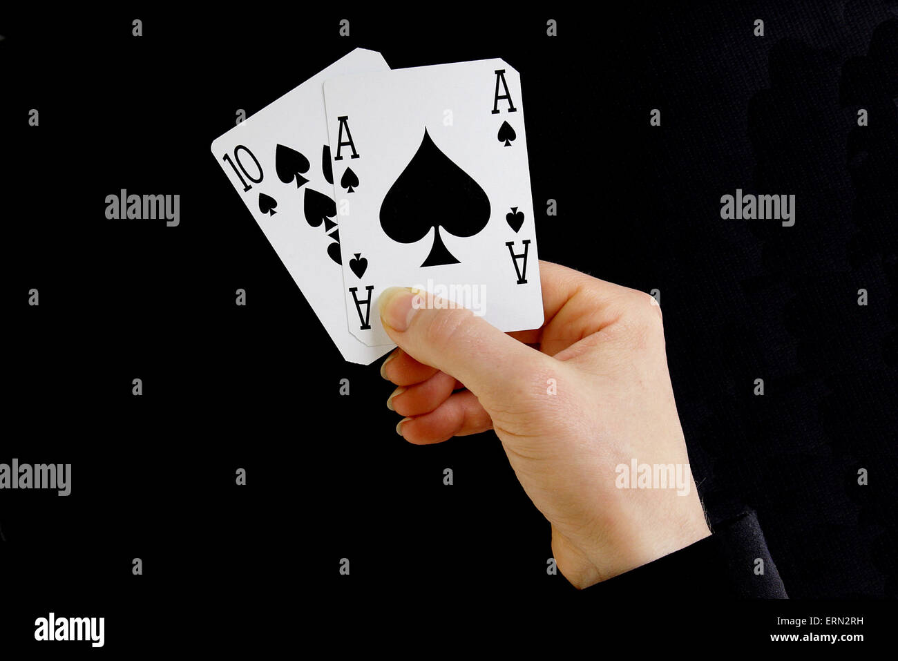 Hand hält am besten klassischen Blackjack Gewinnkombination zehn und Pik-Ass Stockfoto