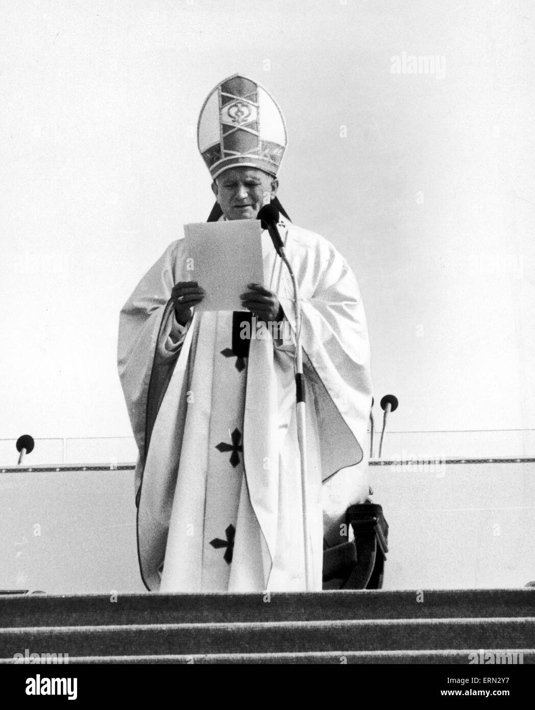 Papst Johannes Paul II liest seine Adresse vom Podium während der Messe im Heaton Park, Manchester, Montag, 31. Mai 1982. Stockfoto