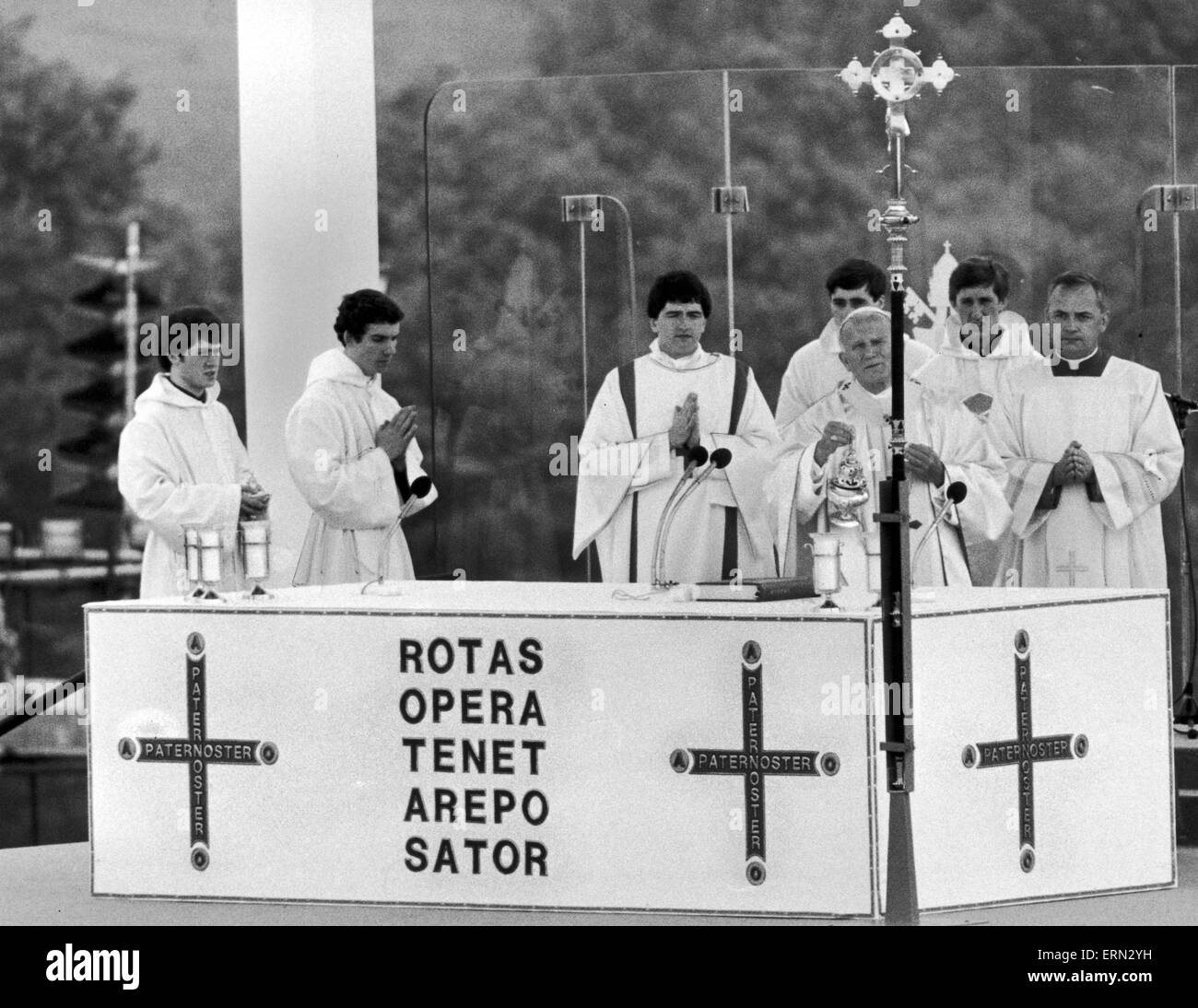 Papst Johannes Paul II. unterstützt von Priestern, führt die Masse im Heaton Park, Manchester, Montag, 31. Mai 1982. ROTAS OPER LEHRE AREPO SATOR Stockfoto
