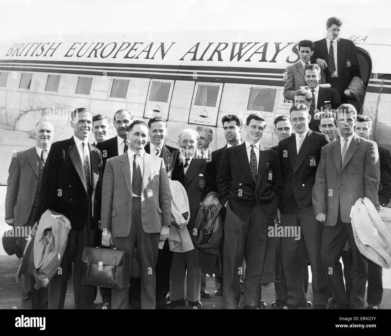 Birmingham City-Spieler und Manager bevor Sie an Bord ihres Flugzeugs für die Schweiz vom Elmdon Flughafen. 14. Mai 1959. Stockfoto