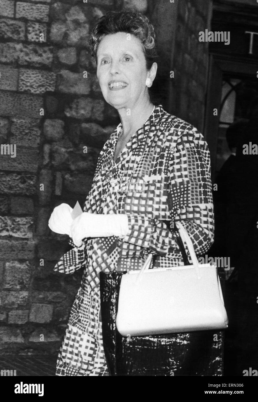 Joyce Grenfell besucht die Trauerfeier für Dame Sybil Thorndike. 2. Juli 1976 Stockfoto