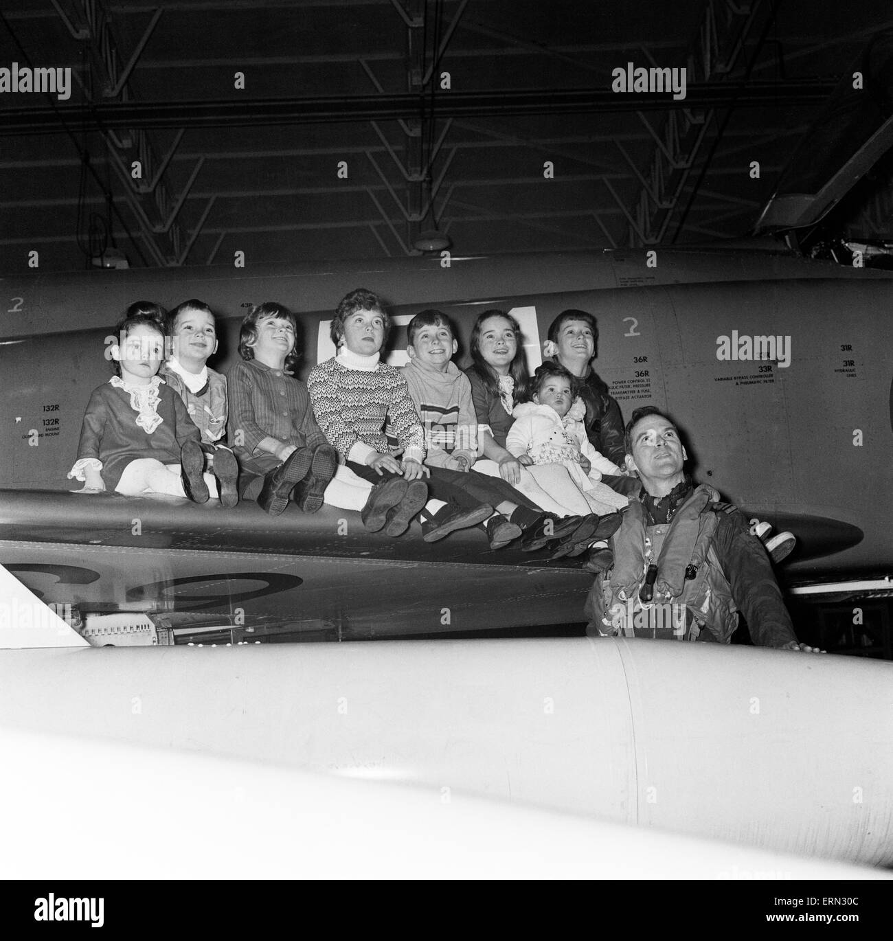 Die erste Royal Phantom Trainingseinheit wird bei der Royal Air-Trainingsstation in Yeovilton, Somerset in Betrieb genommen werden. Korvettenkapitän Peter Marshall wurde gewählt, um führen die Ausbildung der Piloten und Beobachter, die die Kämpfer Version des Flugzeugs zu fliegen. Hier ist er mit seinen acht Kindern in die Air-Station abgebildet. 13. Januar 1969. Stockfoto