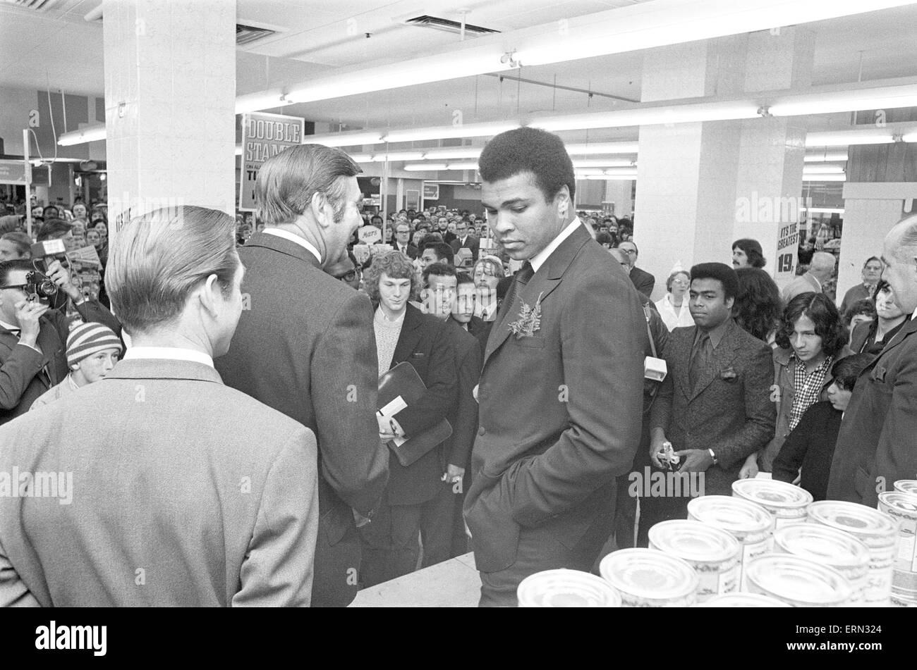 Muhammad Ali besucht die Co-op und der Bahnhof Birmingham New Street während seiner Promotion-Tour für Ovomaltine. 13. Oktober 1971. Stockfoto