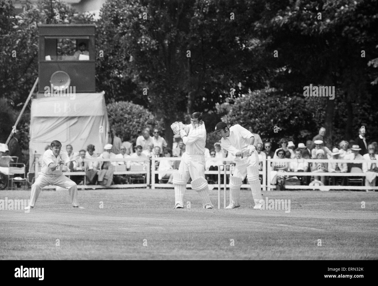Essex V Lancashire County Cricket Championship match bei Valentins Park, Ilford. Essex Batsman spielt und während seiner Seite Innings vermisst. 13. Juni 1970. Stockfoto