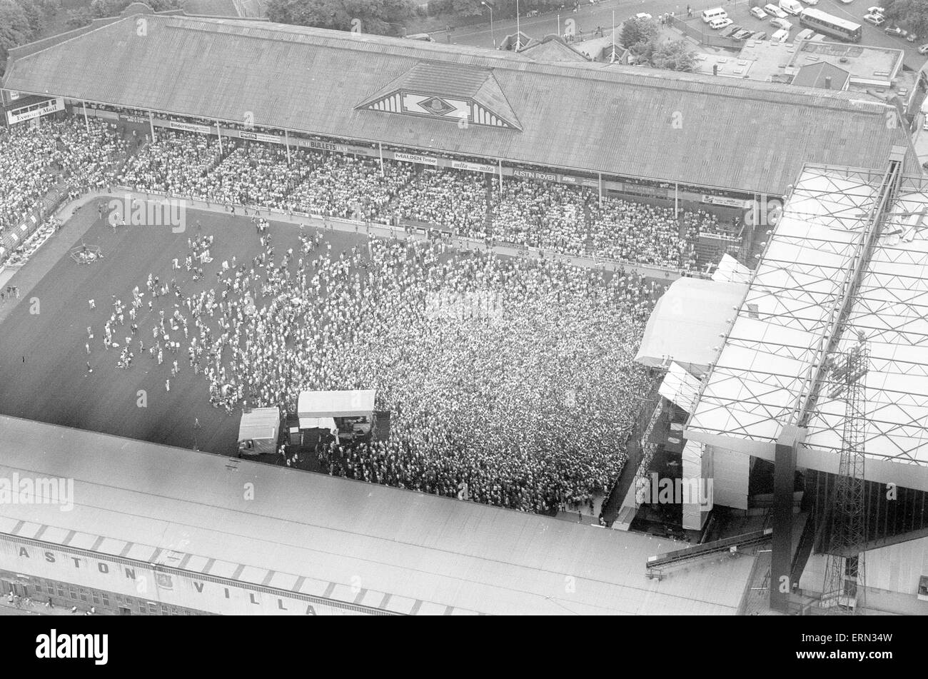 Aerial View Villa Park-Fußballplatz, zeigen große Menschenmenge sammeln, vor Bruce Springsteen Concert, Birmingham, Dienstag, 21. Juni 1988. Stockfoto