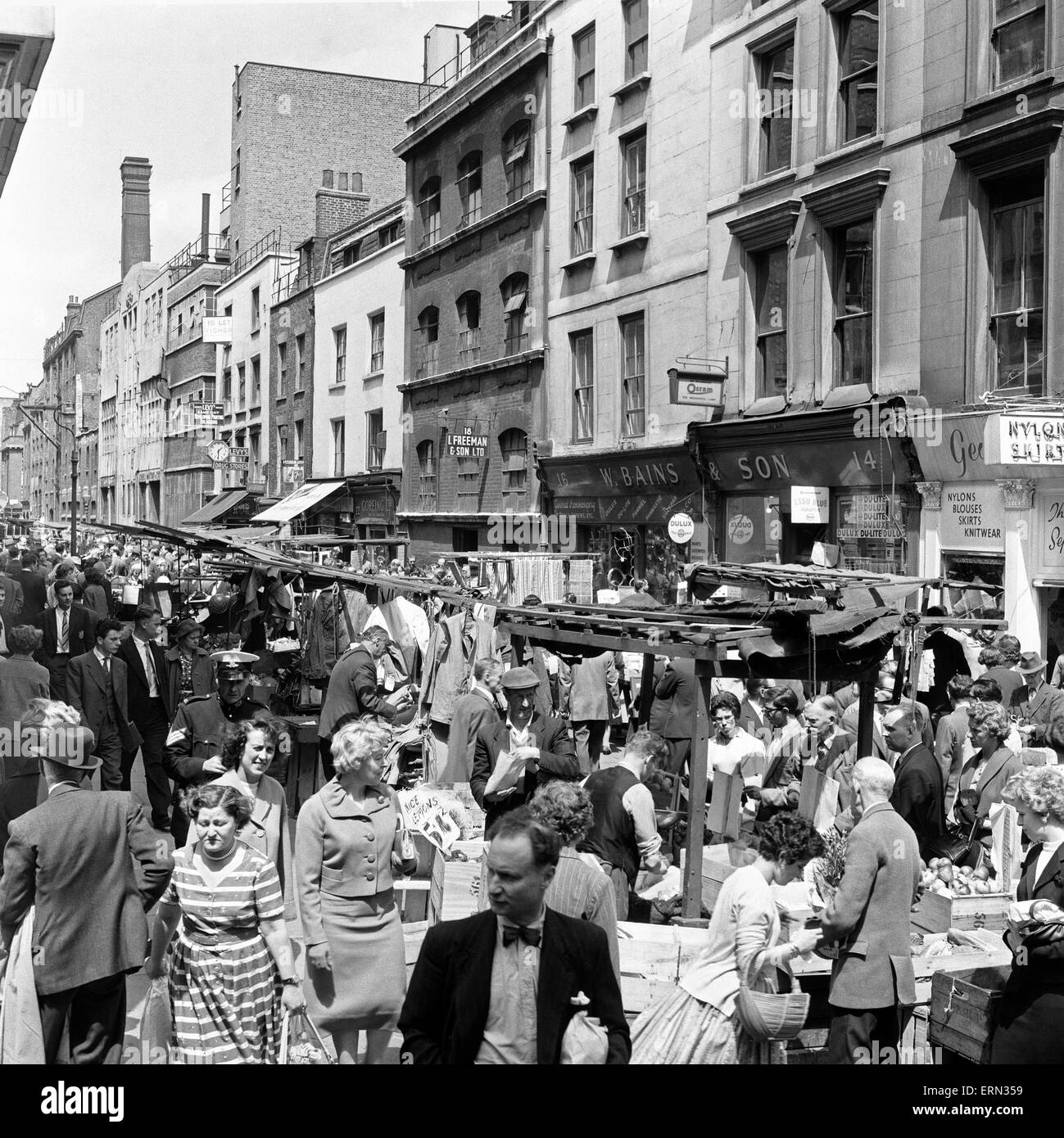 Down to Earth Markt im Zentrum von Leder Lane, Holborn, London.  Ca. 1954. Stockfoto