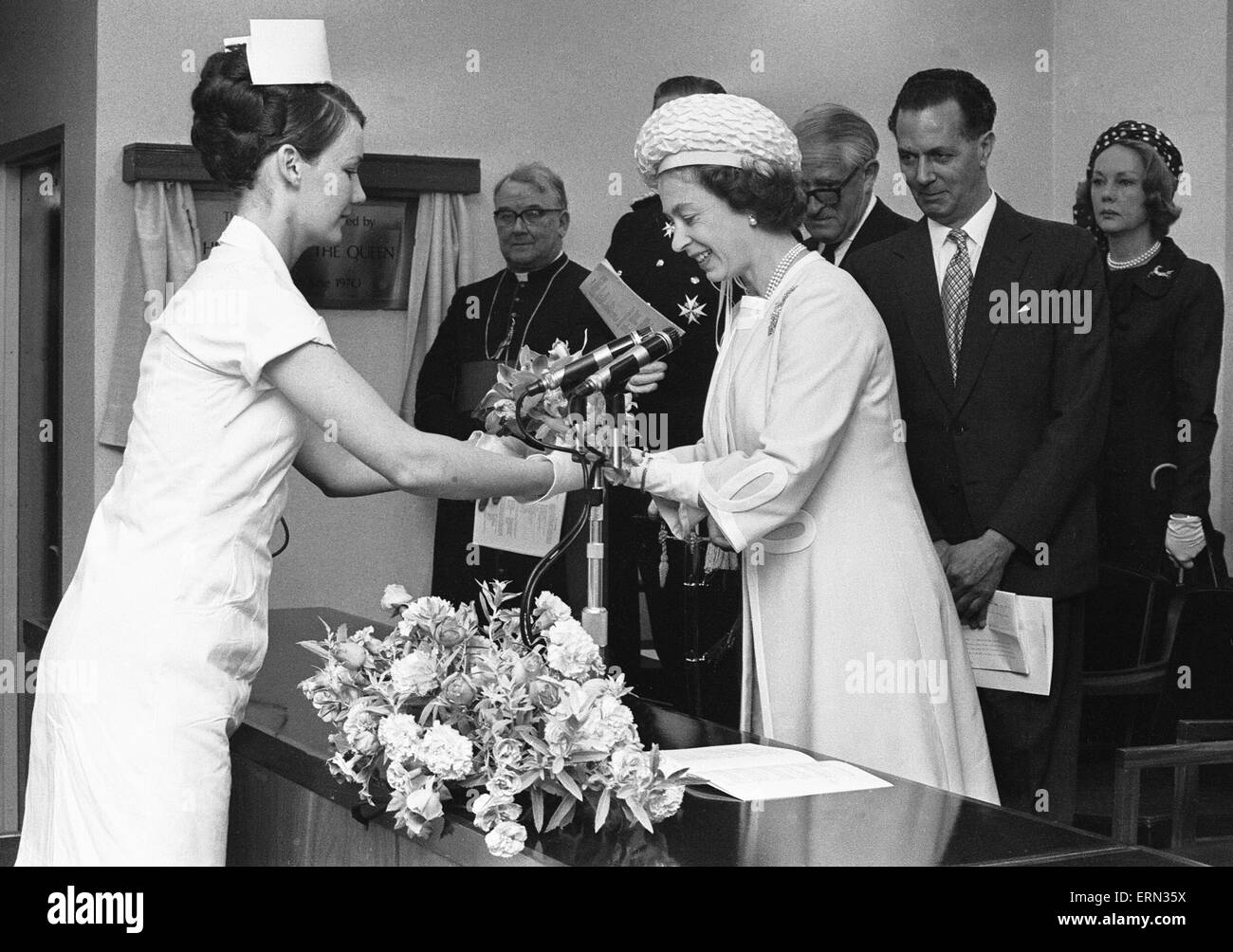 Die Königin wird mit einem Blumenstrauß bei ihrem Besuch in Walsgrave Krankenhaus vorgestellt. 30. Juni 1970 Stockfoto