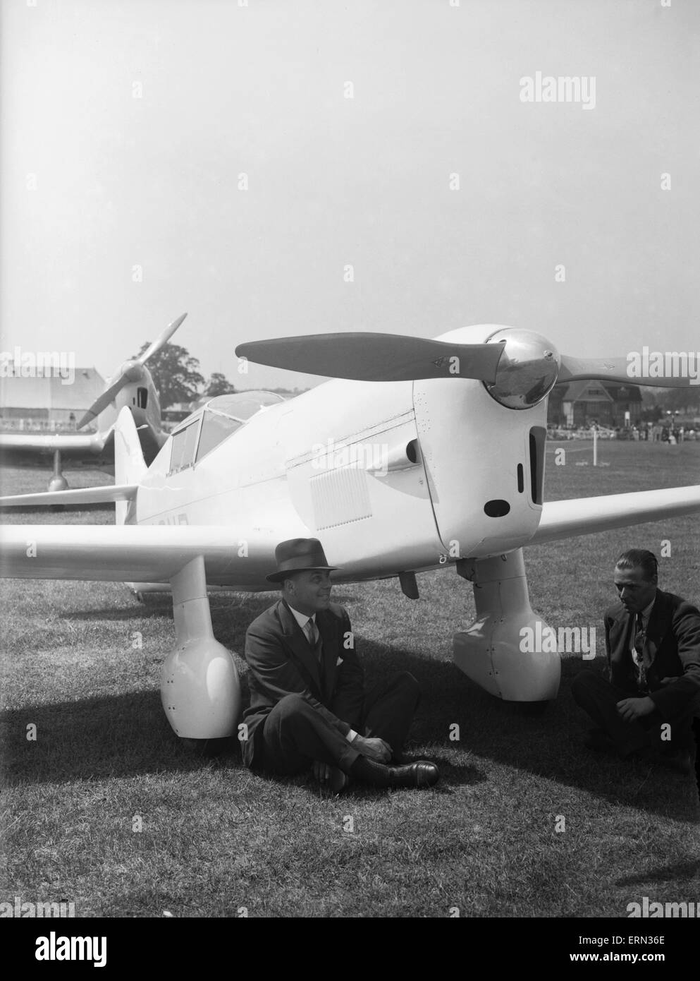 Kapitän Percival gesehen, wie sie mit seinem Flugzeug Mew Gull in 1935 Hendon Air Display 29. Juni 1935 Stockfoto