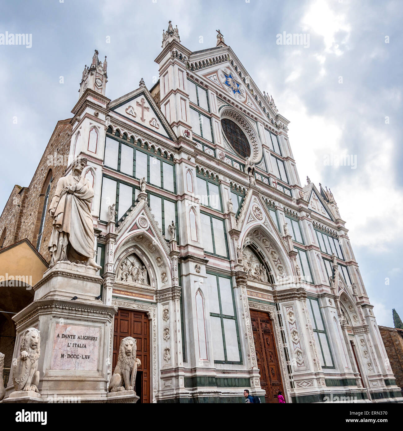 Florenz, Italien - 22. März 2014: Tagesansicht Basilica di Santa Croce (Heilig Kreuz Basilika), mit Dante-Statue auf der linken Seite Stockfoto