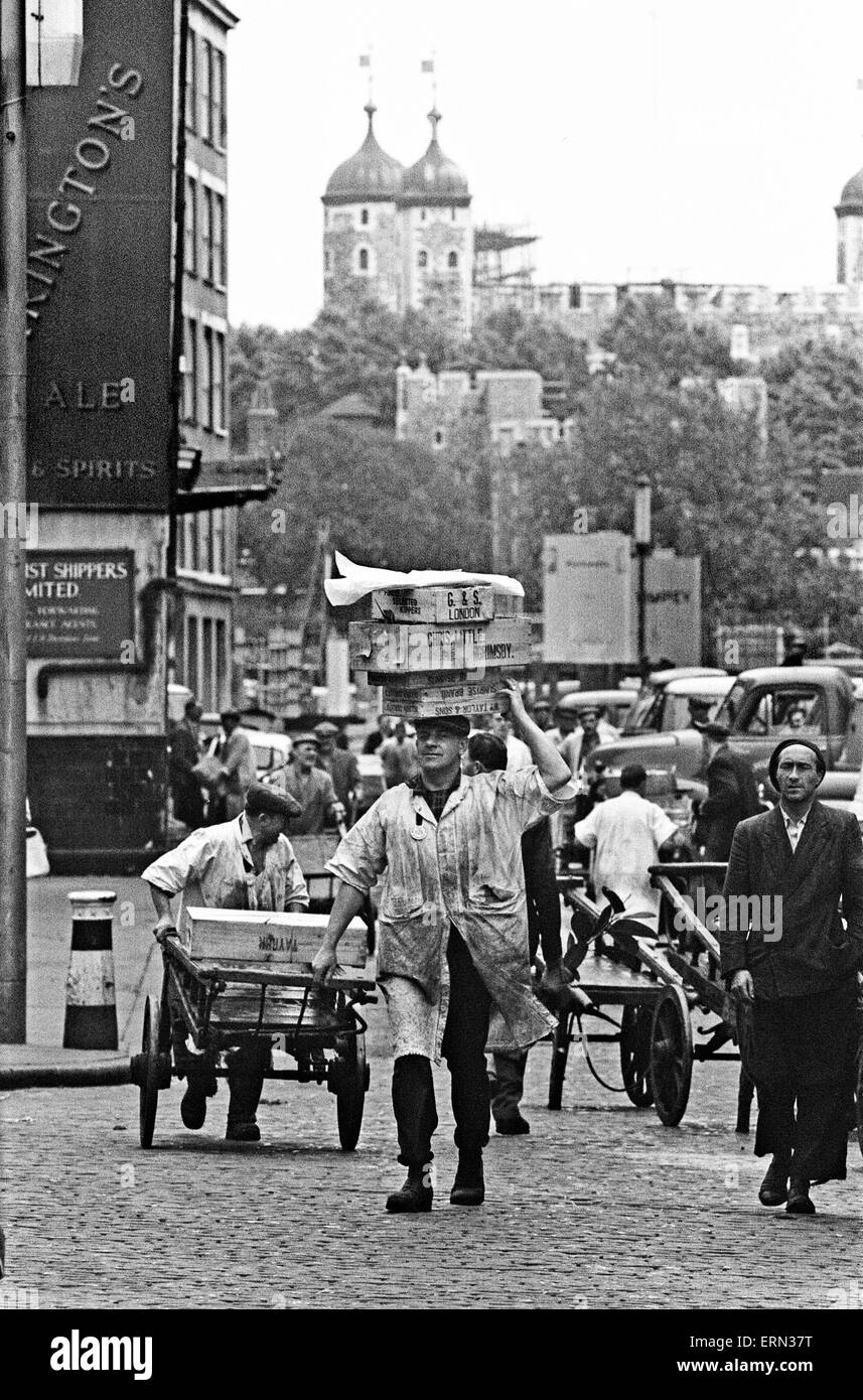 Billingsgate Markt Szenen und Träger, 24. Juli 1964 Stockfoto