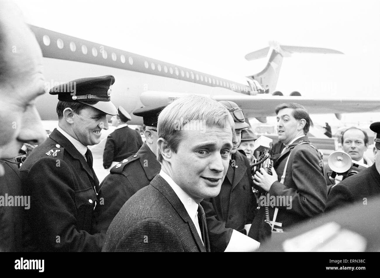 David McCallum, Schauspieler, spielt die Rolle des Geheimagenten Illya Kuryakin in NBC show The Man from U.N.C.L.E, abgebildet, Ankunft am Flughafen London Heathrow, 16. März 1966. UK-Promotion-Tour. Stockfoto