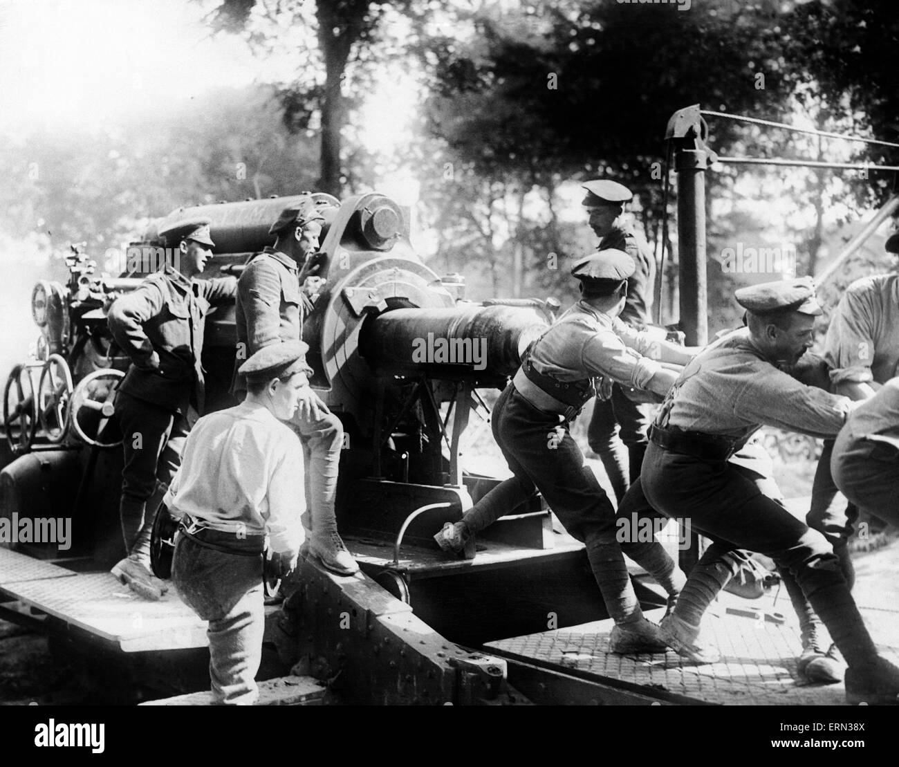 Kanadische Soldaten laden eine Schale in ein 15-Zoll-Haubitze während einer intensiven Artilleriebeschuss vor Beginn der Schlacht von Flers-Courcelette Phase der Schlacht an der Somme im Sommer 1916. 15. September 1916 Stockfoto