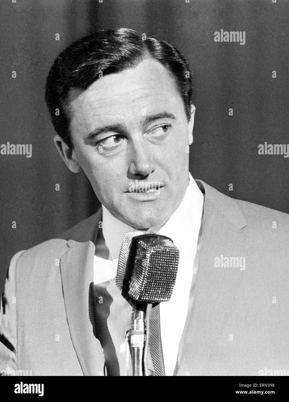 Robert Vaughn, Schauspieler, spielt die Rolle des Geheimagenten Napoleon Solo in NBC, show The Man from U.N.C.L.E, abgebildet bei Nachrichten-Pressekonferenz, Empire Theatre, LeicesterSquare, London, 22. März 1966. UK-Promotion-Tour. Stockfoto