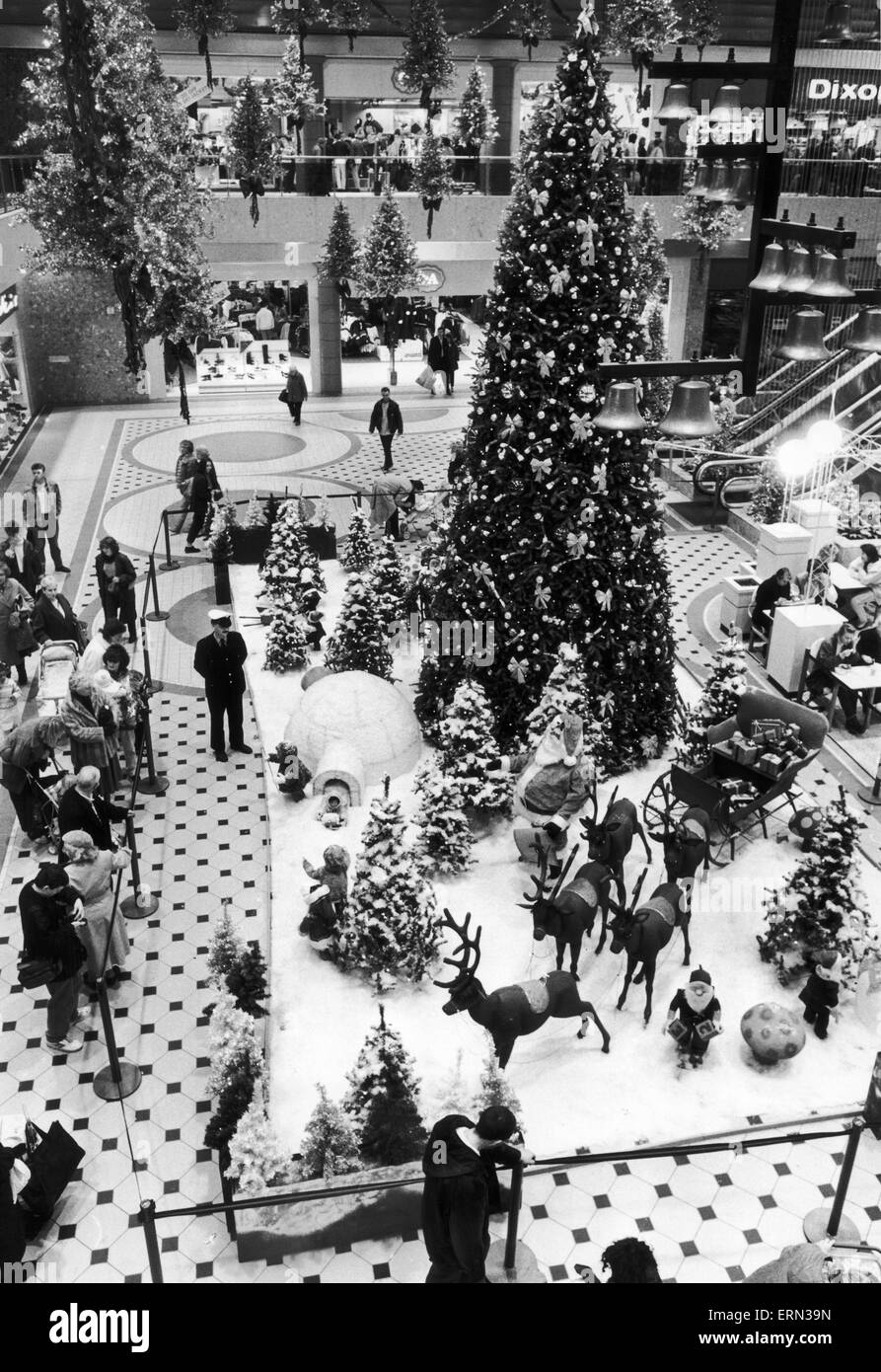 Der riesige Weihnachtsbaum und Display in Halle Platz, in der das Arndale Centre, Manchester. 5. Dezember 1987 Stockfoto