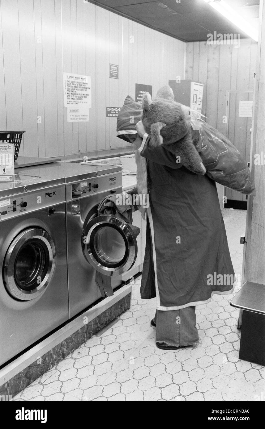 Santa Claus, macht die Zeit für die Wäsche, vor Weihnachten, 10. Dezember 1977. Stockfoto