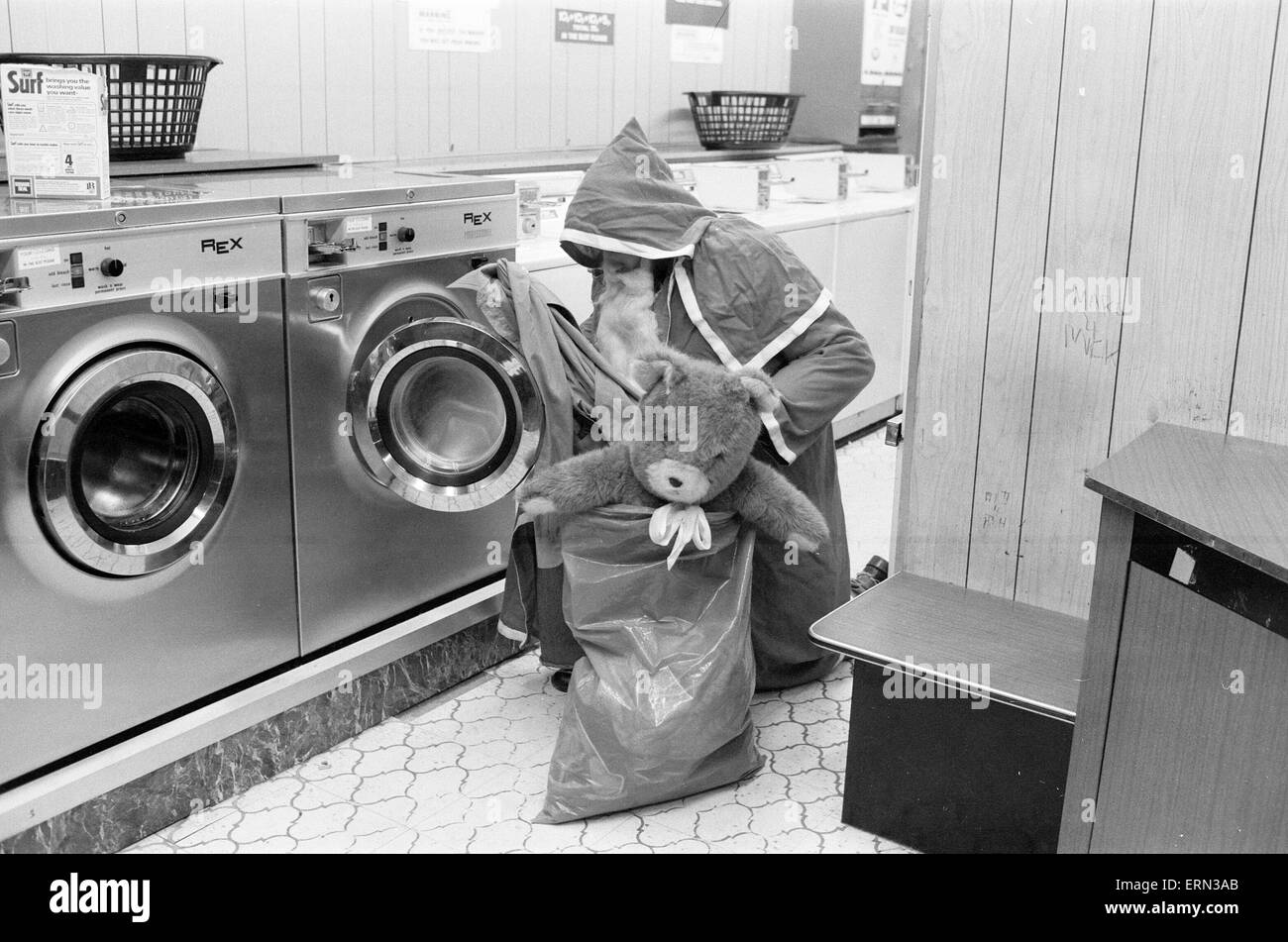 Santa Claus, macht die Zeit für die Wäsche, vor Weihnachten, 10. Dezember 1977. Stockfoto