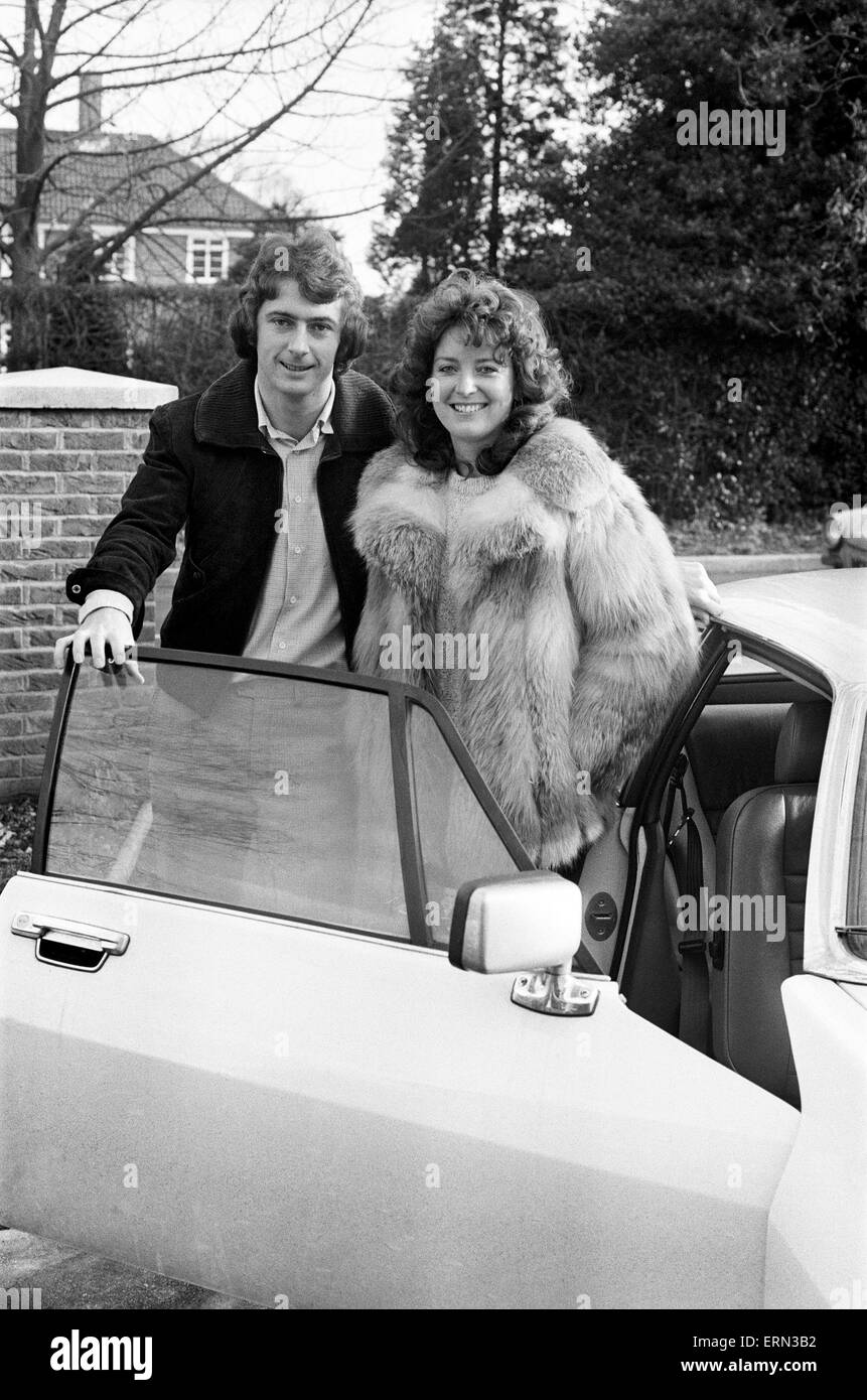 Birmingham City Fußballer Trevor Francis zu Hause mit seiner Frau nach der Unterzeichnung für Nottingham Forest, der erste ø1 Millionen Fußballer zu werden. 8. Februar 1979. Stockfoto