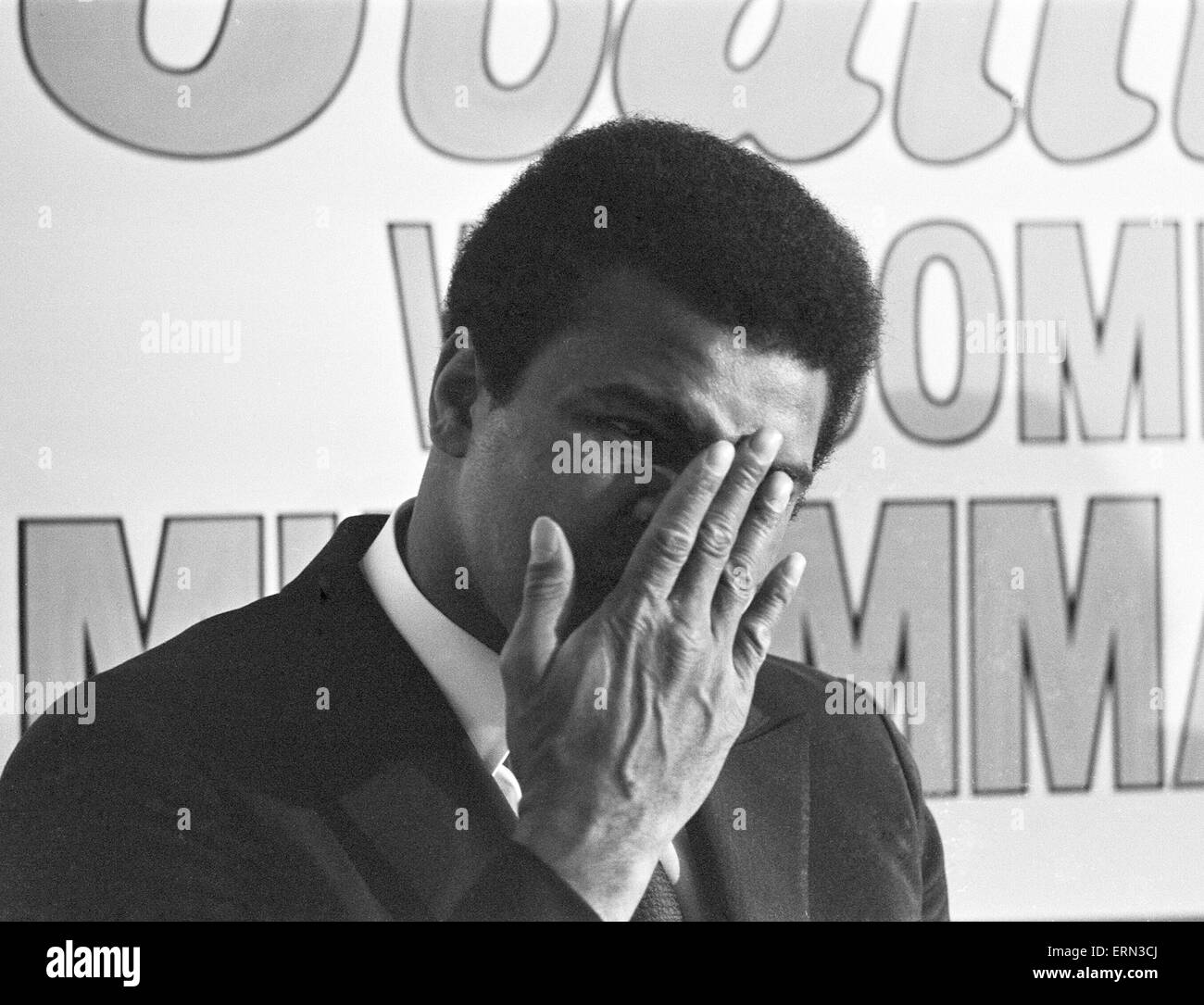 Muhammad Ali besucht die Co-op und der Bahnhof Birmingham New Street während seiner Promotion-Tour für Ovomaltine vor dem Hosten einer Pressekonferenz im Hotel Albany. 13. Oktober 1971. Stockfoto