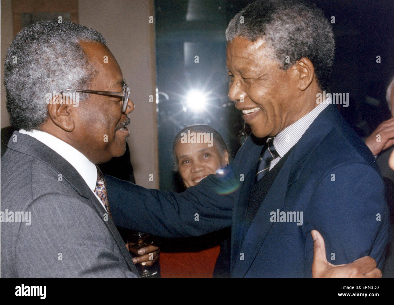 Stellvertretender Leiter, African National Congress, Nelson Mandela besucht London, UK, zum ersten Mal seit seiner Entlassung (11. Februar 1990), Sonntag, 15. April 1990. Mit Trevor McDonald, ITN News-Moderatorin abgebildet. Stockfoto