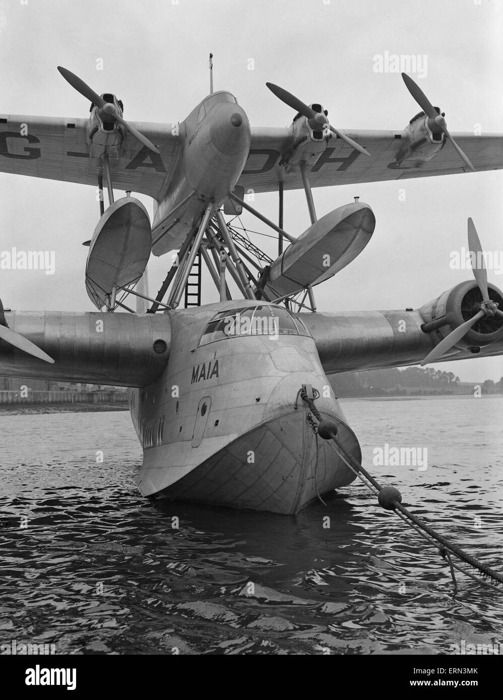 Die Short Mayo composite Flugzeuge umfasste das kurze S.21-Maia (G-ADHK) war eine Variante der kurzen C-Klasse-Empire-Flugboot, ausgestattet mit einem Bock oder Pylon an der Oberseite des Rumpfes, die kurze S.20 Mercury(G-ADHJ) hier zu sehen in den Medway zu unterstützen Stockfoto