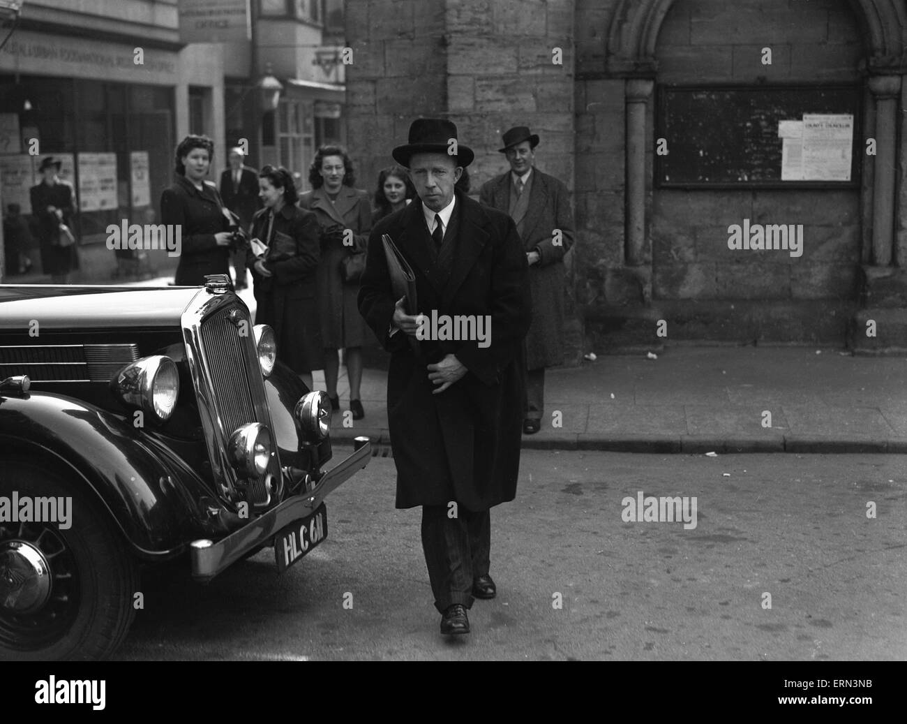 Dr. Keith Simpson gesehen hier Teilnahme an Gericht in Horsham, in der Studie von John Haigh, Acid Bath Mörder auszusagen. 1. April 1949 Stockfoto