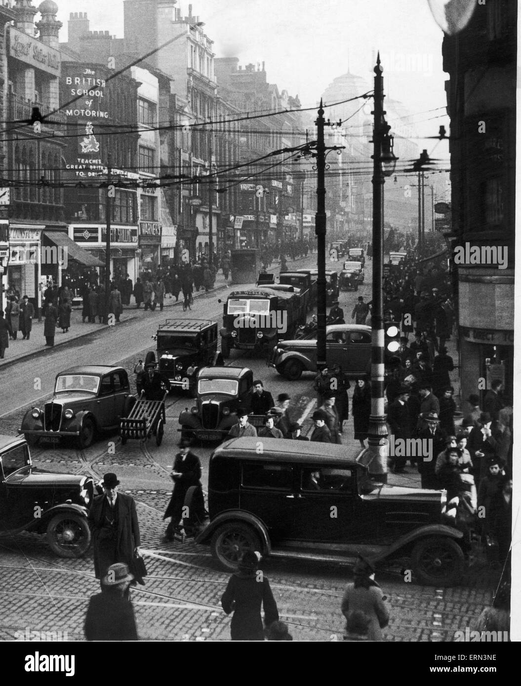 Einen belebten Markt Street, Manchester gesehen hier in den 1930er Jahren Stockfoto