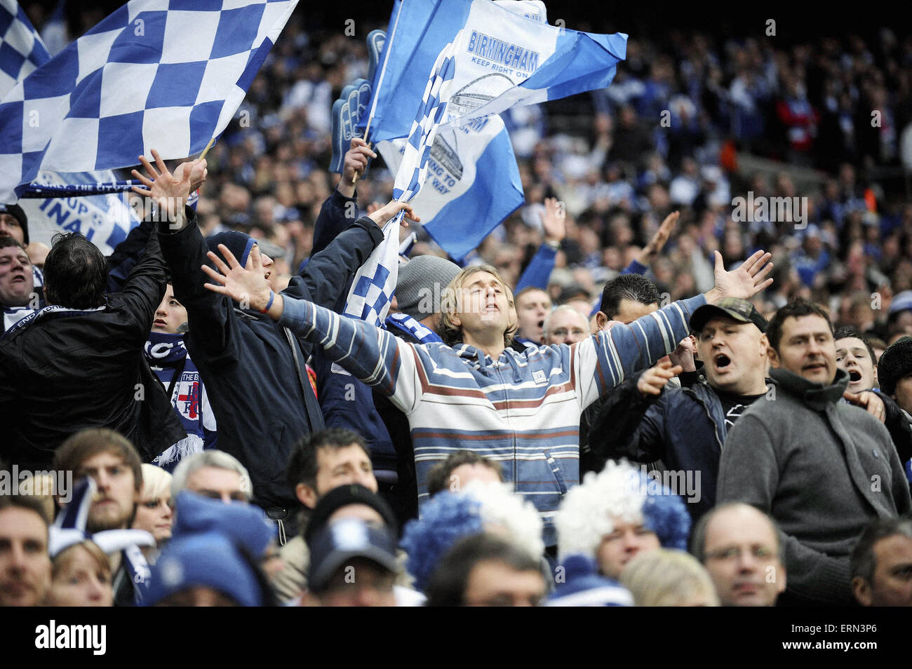 Liga-Cup-Finale im Wembley-Stadion. Birmingham City 2 V Arsenal 1. Birmingham-Fans in der Masse. 27. Februar 2011. Stockfoto