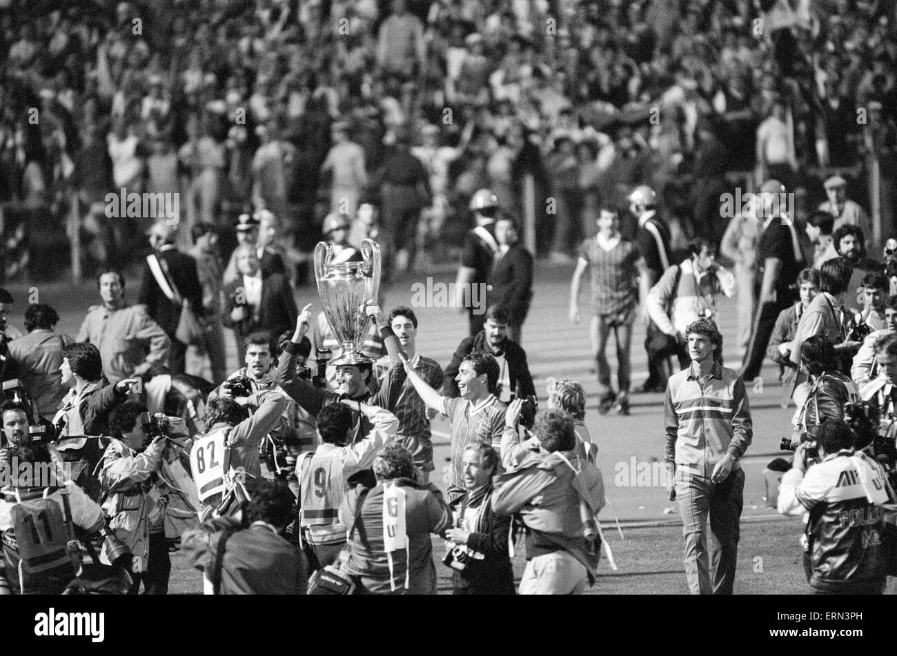 1984 Europacup-Finale im Stadio Olimpico, Rom. Liverpool 1-1 As Rom. Liverpool gewann 4: 2 im Elfmeterschießen.   Liverpool Torhüter Bruce Grobbelaar hält die Trophäe auf dem Kopf während der Feierlichkeiten auf dem Spielfeld nach ihrer dramatischen Sieg im Strafraum Stockfoto