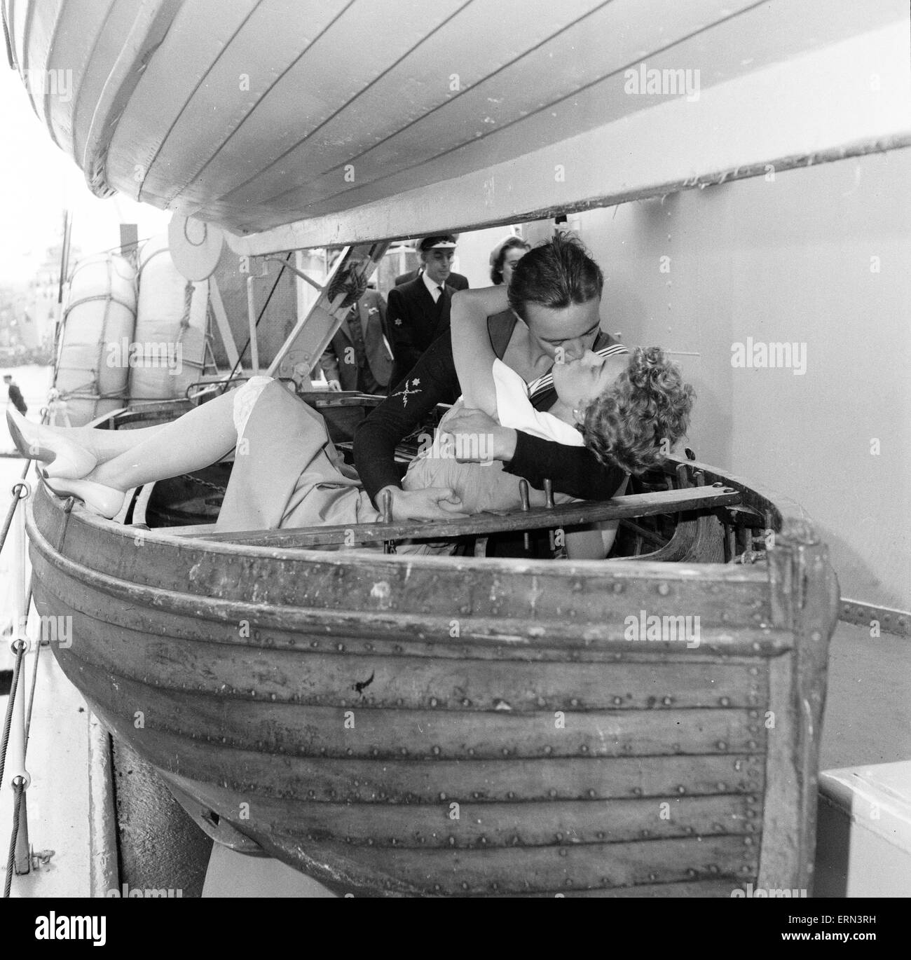 Liebe und Romantik an Bord der Fregatte HMS St Austell, die ihrer Majestät Naval Base Devonport, 12. September 1956 erreicht. Stockfoto