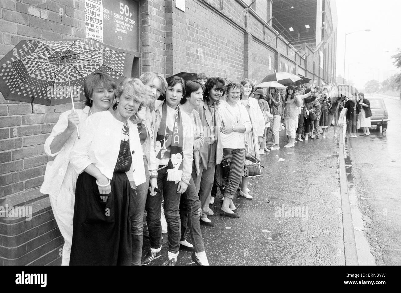 Fans in die Warteschlange draußen Fußball Boden vor Duran Duran Konzert im Villa Park, Birmingham, Samstag, 23. Juli 1983. Stockfoto