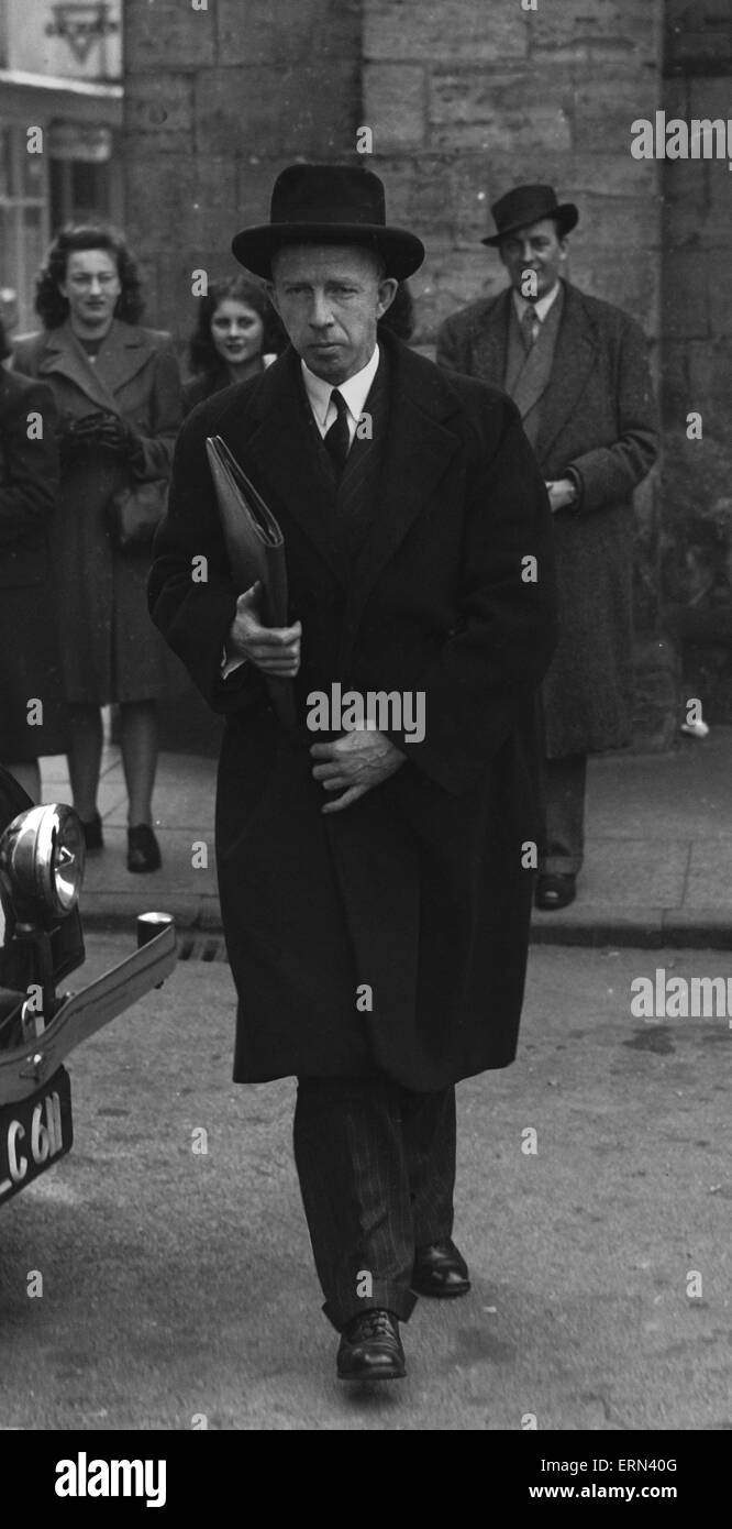 Dr. Keith Simpson gesehen hier Teilnahme an Gericht in Horsham, in der Studie von John Haigh, Acid Bath Mörder auszusagen. 1. April 1949 Stockfoto
