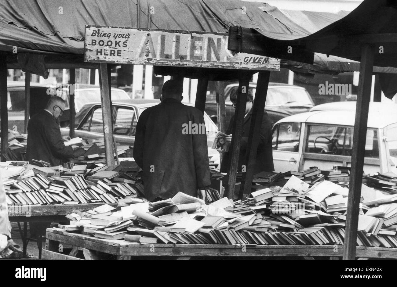 Mittagszeit bummelt am Allens Buch stand am Shudehills kleinen Open-Air-Markt in Manchester. Mai 1971 Stockfoto