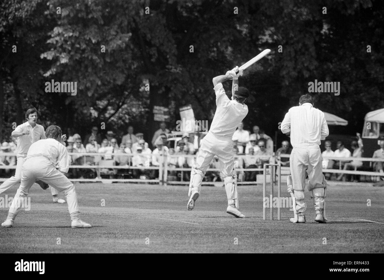 Essex V Lancashire County Cricket Championship match bei Valentins Park, Ilford. Essex Batsman spielt und während seiner Seite Innings vermisst. 13. Juni 1970. Stockfoto