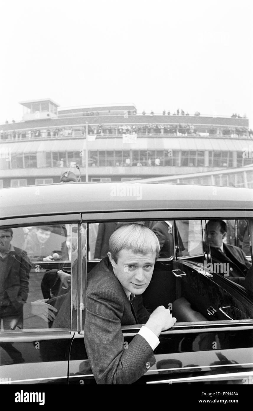 David McCallum, Schauspieler, spielt die Rolle des Geheimagenten Illya Kuryakin in NBC show The Man from U.N.C.L.E, abgebildet, Ankunft am Flughafen London Heathrow, 16. März 1966. UK-Promotion-Tour. Stockfoto