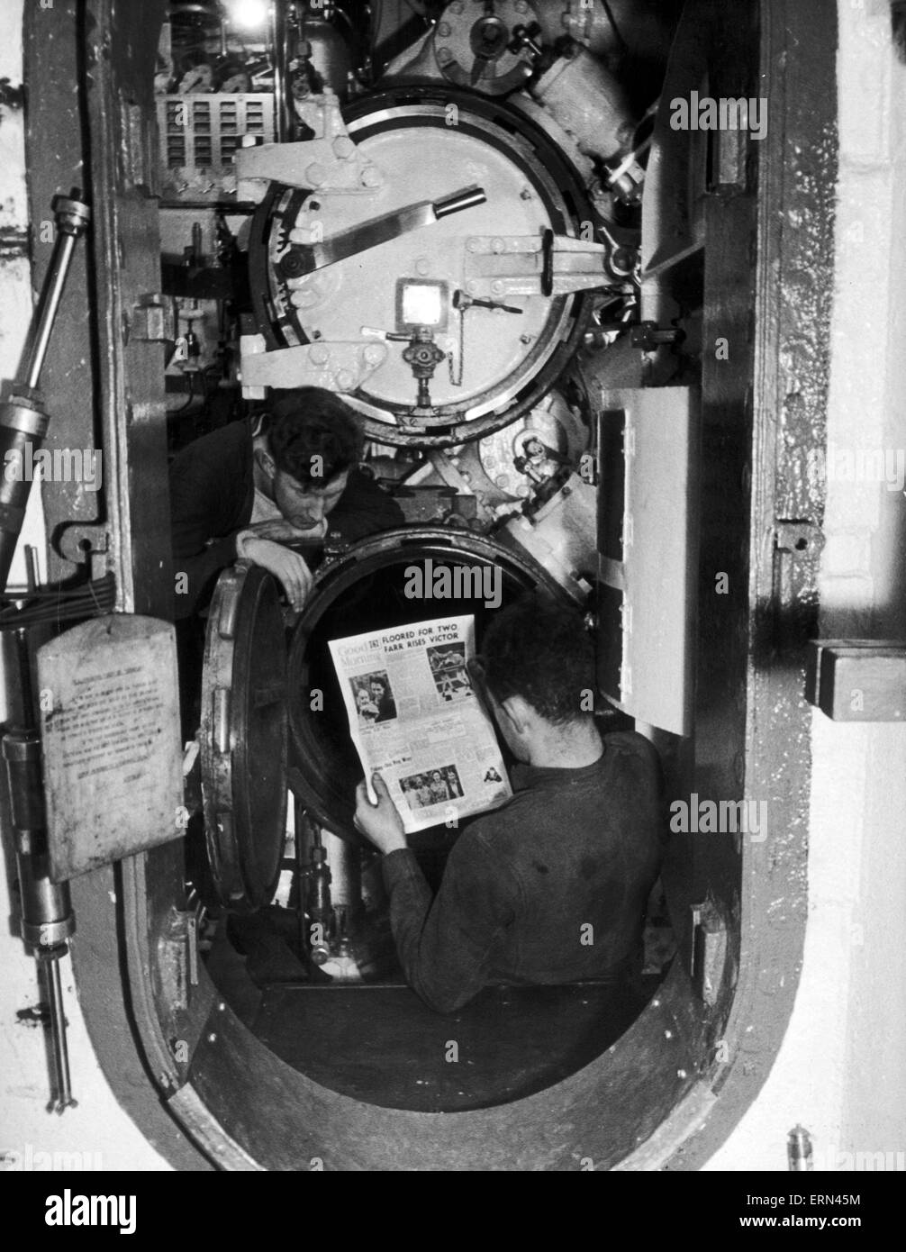 U-Bootfahrer, Bild Zeitung Daily Mirror Gutenmorgen, die speziell veröffentlicht und verteilt für die Royal Navy u-Boot im zweiten Weltkrieg. Abgebildete 26. September 1945. HMS Taktiker, als P314 von Vickers-Armstrongs, Barrow, gebaut und am 29. Juli 1942 ins Leben gerufen. Stockfoto