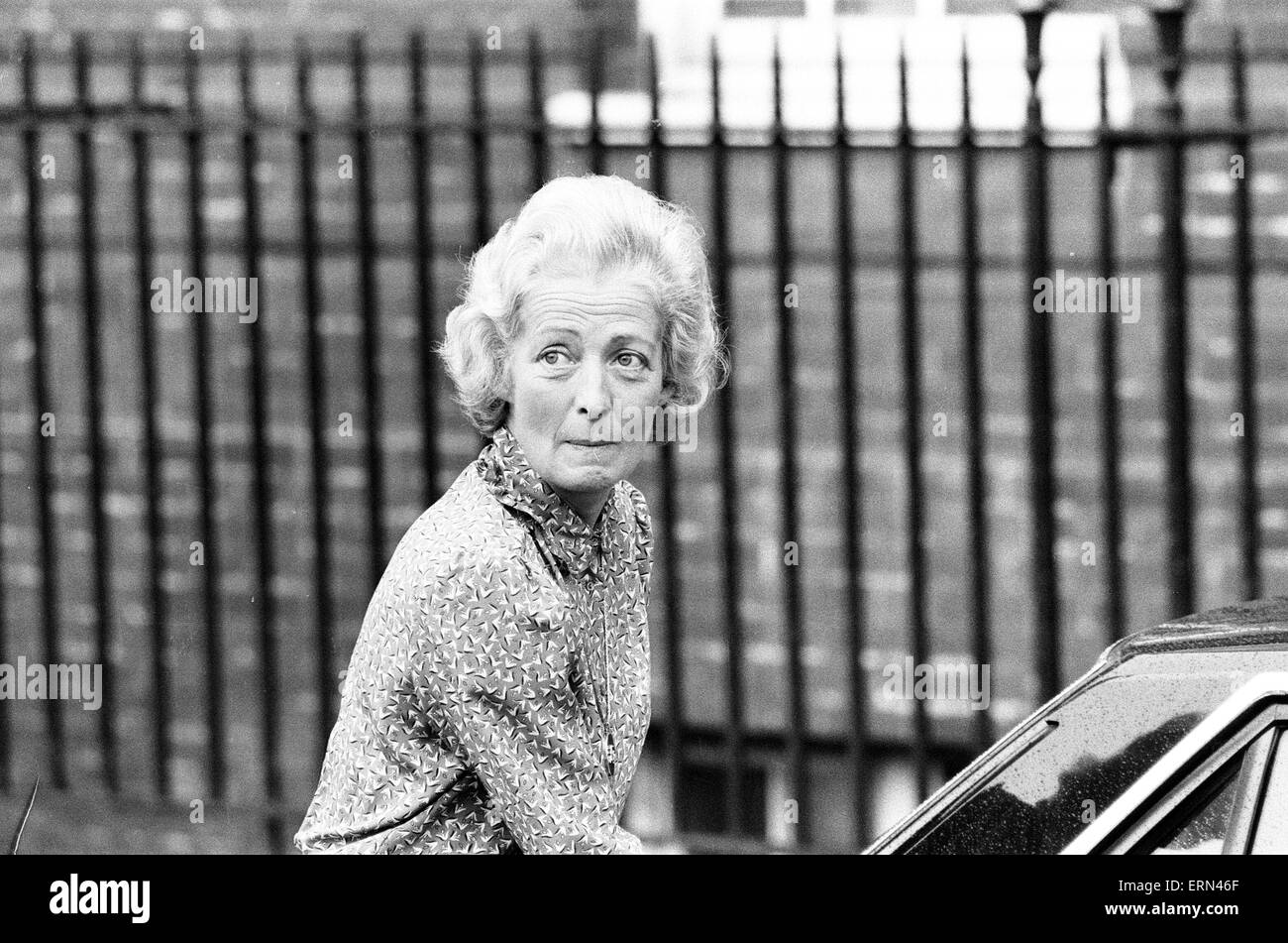 Frances Shand Kydd, stolze Mutter von Prinzessin Diana, Princess of Wales, verlässt St. Marys Hospital in London nach dem Besuch ihrer Tochter und neuen Enkel, Prinz William, im Bild mit Lady Jane Fellowes, Dianas Schwester, Dienstag, 22. Juni 1982. Stockfoto