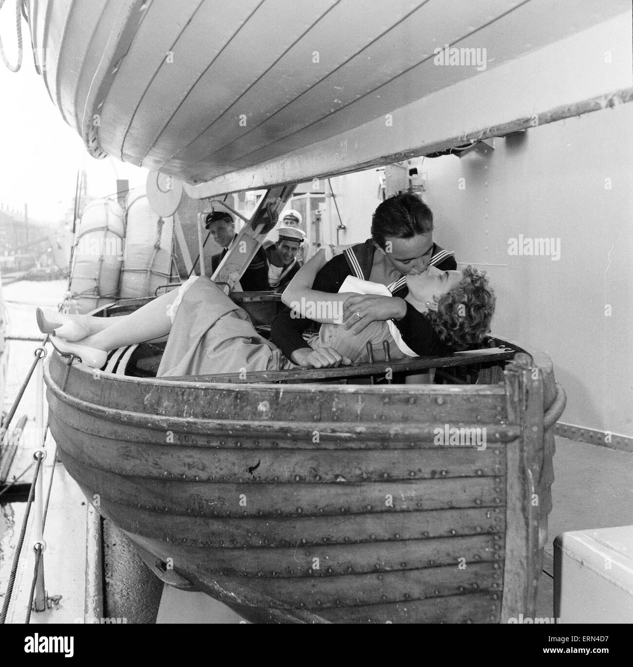 Liebe und Romantik an Bord der Fregatte HMS St Austell, die ihrer Majestät Naval Base Devonport, 12. September 1956 erreicht. Stockfoto